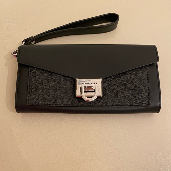 Michael Kors Handbags - Michael Kors Viola Clutch